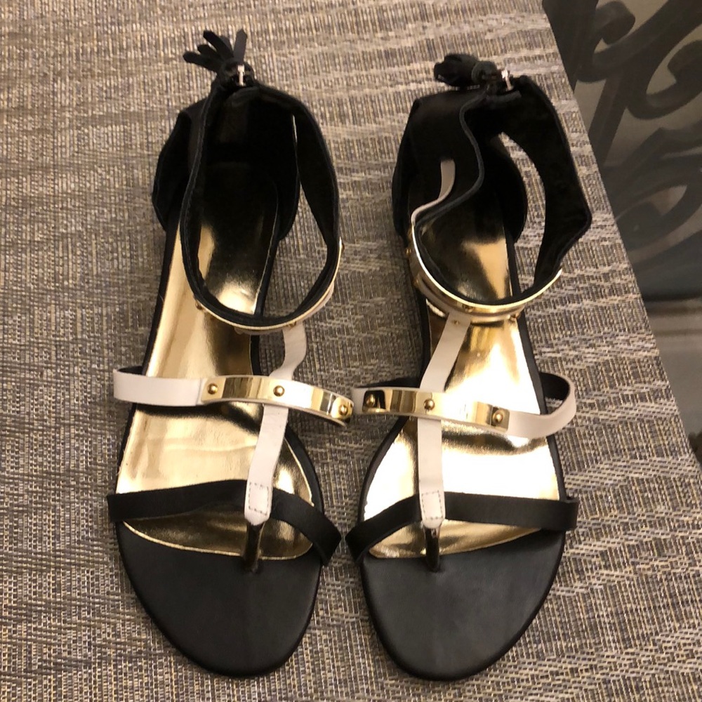 Unique sandals - Picture 2 of 3